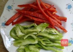 青红椒炒蟹味菇的做法图解5