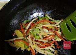 青红椒炒蟹味菇的做法图解11