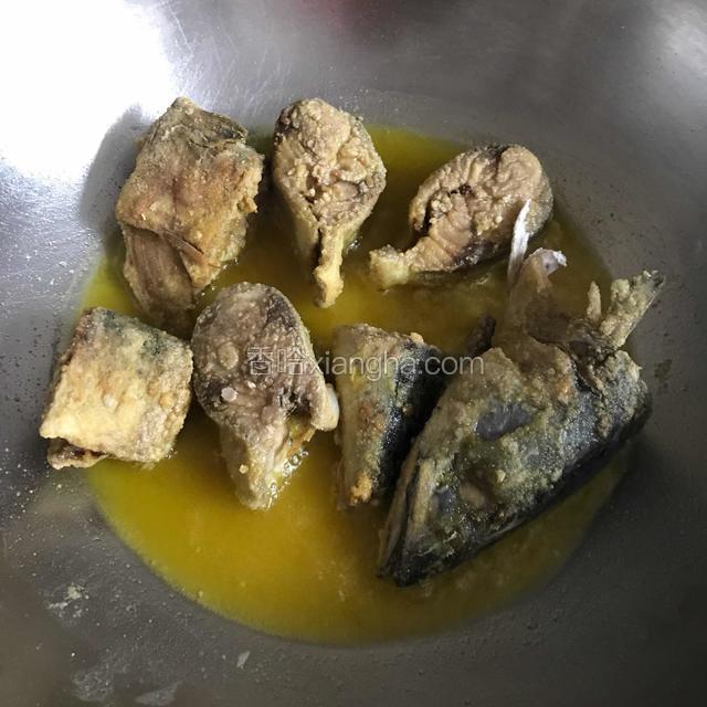 把鱼放入锅里煎，煎至微黄。