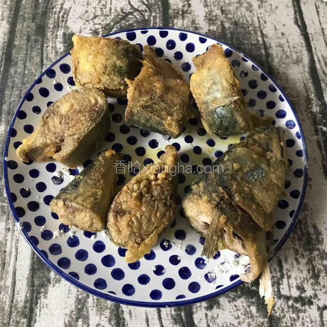 装盘待用。剩下的油倒掉。