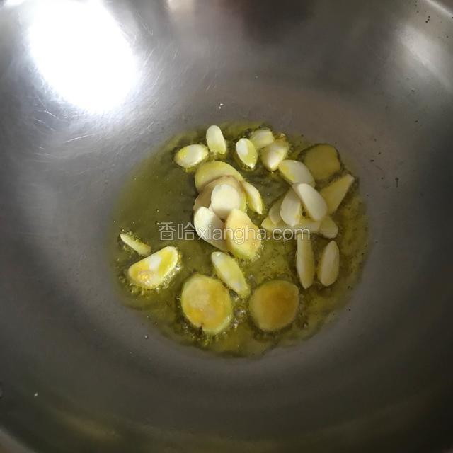 锅中放油烧热，加入姜蒜片爆香。
