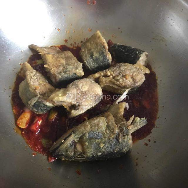 把鱼放入锅中，加料酒盐。