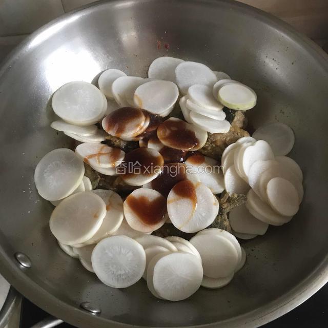 然后加入萝卜，蚝油，