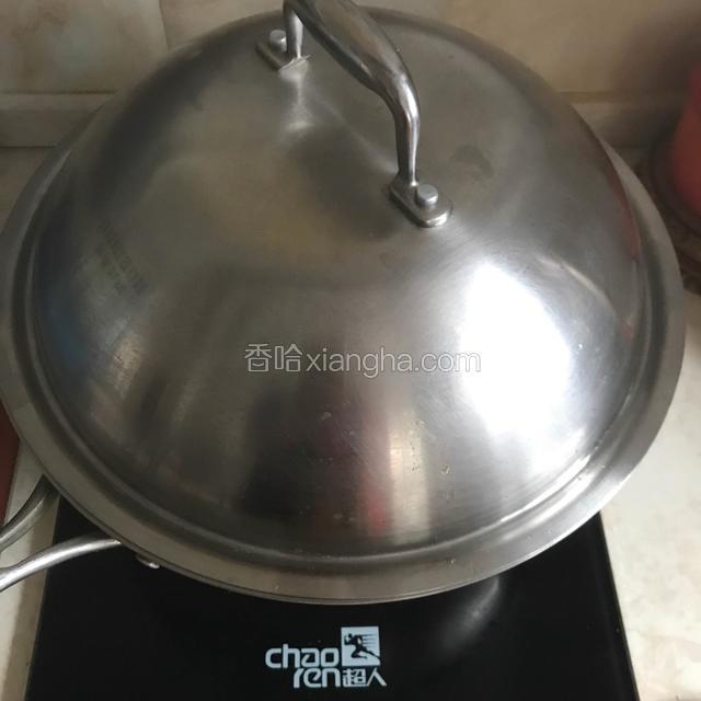 盖上锅盖焖大火烧开转小火炖半小时。