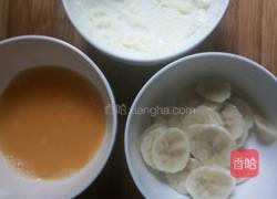 鸡蛋饼包香蕉片的做法图解1