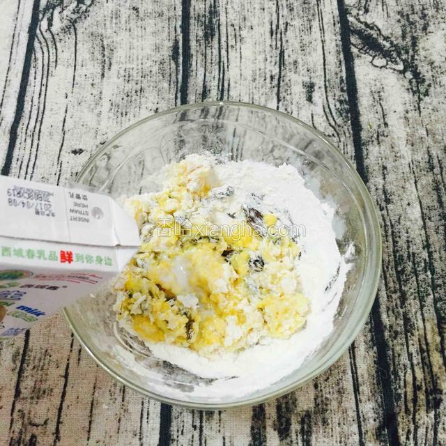 再慢慢加进适量牛奶搅拌均匀。不要一下全倒进去。
注意，碗里材料是不需要一盒牛奶的，大概是加了130毫升。按实际情况加牛奶。
