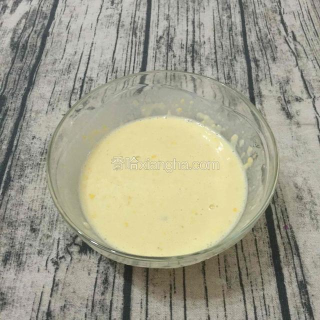 如图……
搅拌好的糊糊，不要太稠，可以稀点。糊稀点，饼可以摊的更薄更软绵。
小窍门：最后在搅拌好的糊糊，加进一汤勺纯净水，再搅拌均匀，这样煎出来的饼更软绵。
