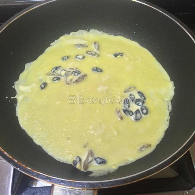 小火，煎至饼将近熟，变黄，
如图……