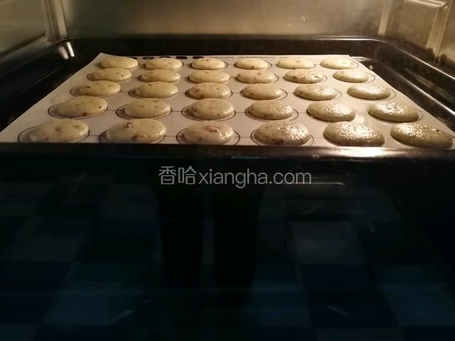 提前预热烤箱十分钟上下火170度，然后把烤盘放入烤箱中烤制14分钟左右。最后几分钟的时候一定要时刻观察饼干的颜色，以免烤糊。