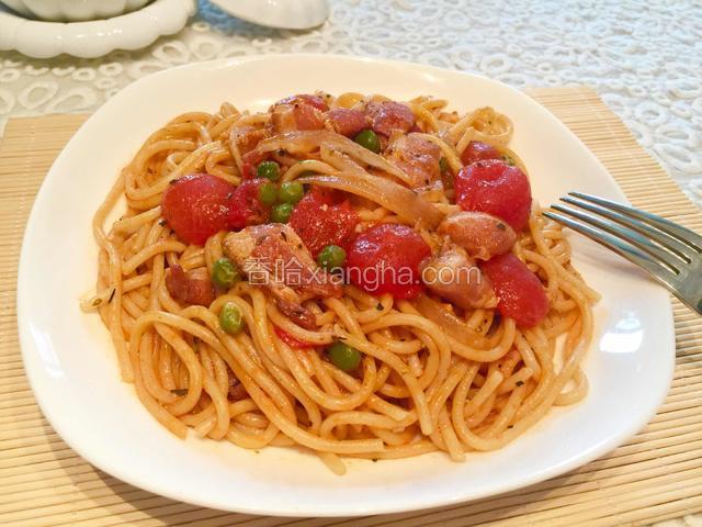 将煮好的意大利面盛盘食用。
