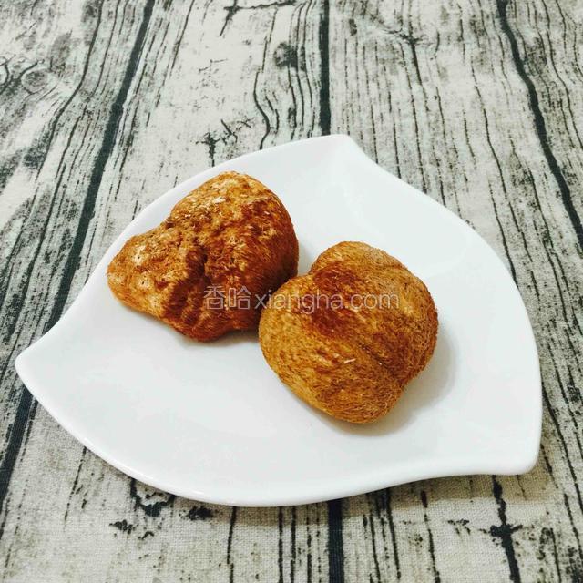 猴头菇2朵，提前半个钟浸泡，撕小朵，切掉根部的菇脚。洗干净，备用。