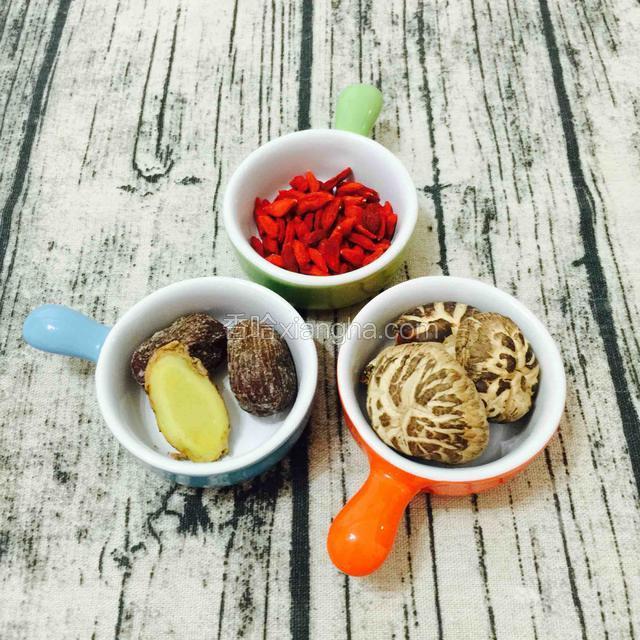 冬菇3个，提前浸泡，去菇脚。
姜1片，  枸杞适量……后下
蜜枣……2颗
PS：广东的汤水，蜜枣是常见汤料，多一起搭配煲汤，煲出来的汤水清润清甜，是不下鸡精和味精等调味剂的。
