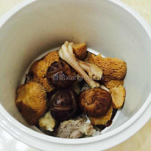 把猴头菇，冬菇，蜜枣，姜，猪骨，鸡脚倒进炖盅，加进适量纯净温开水。6~7碗的量。