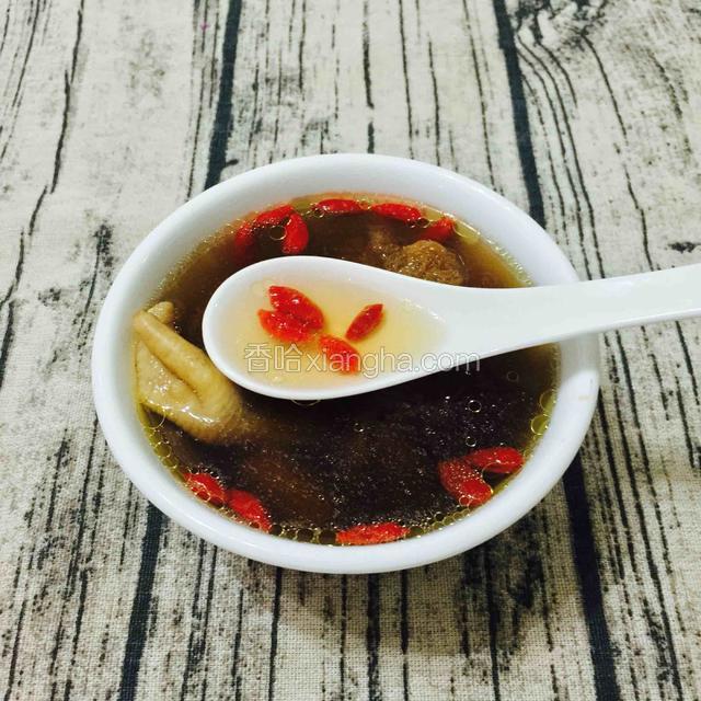 香味四溢，清润清香
鸡脚炖的软烂，满满的胶原蛋白。