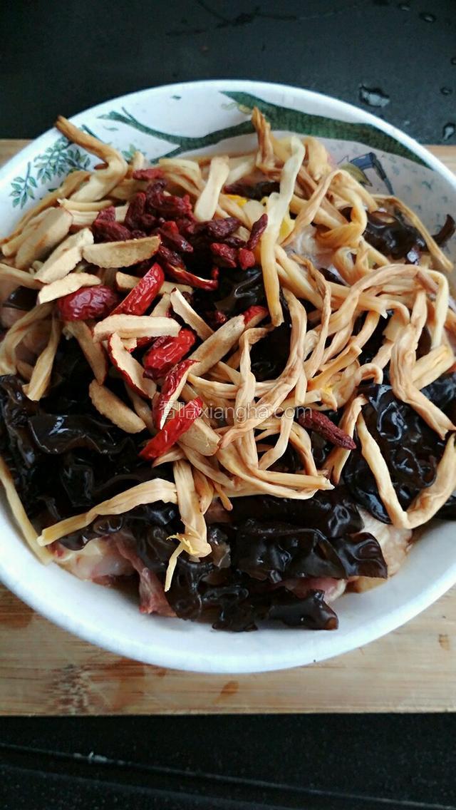 把泡发好的金针菜，云耳，红枣，枸子放到鸡肉里搅和好
