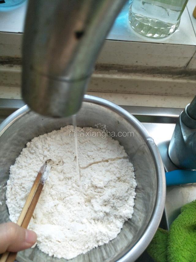准备1碗面粉，把水龙头开最小，用筷子把搅拌均匀
