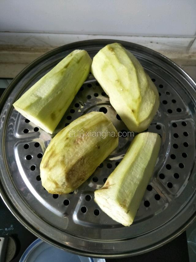 茄子削皮切断上锅蒸（15分钟左右）（因为茄子皮上有疤所有皮削去了）
