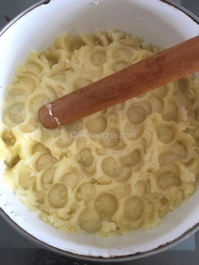 捣碎的土豆泥，把蓝莓果酱里的蓝莓皮和果肉捞出来，捣碎