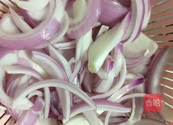 洋葱炒腊肠的做法图解2