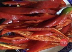 洋葱炒腊肠的做法图解3