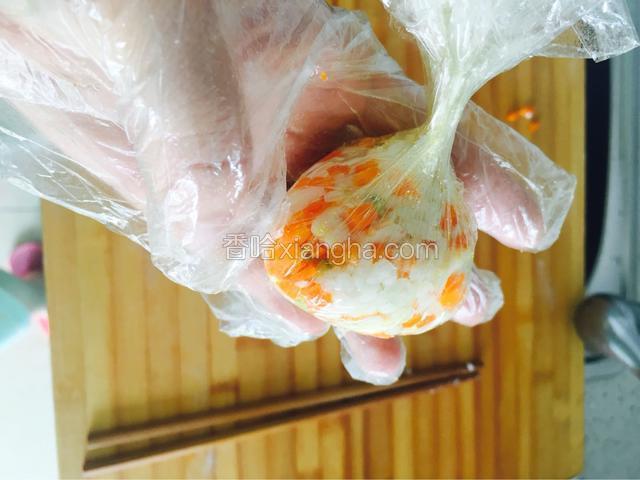 借助保鲜膜将饭团造型，口味可以自己搭配。