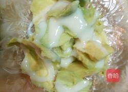 炼乳拌牛油果的做法图解5