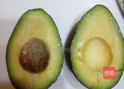 炼乳拌牛油果的做法图解3