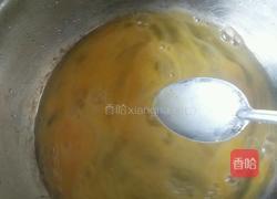 芹叶炒蛋的做法图解1