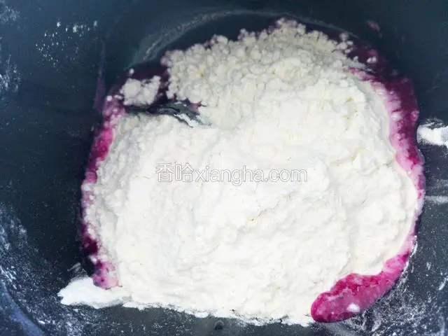 手懒 直接用的面包机  面粉是果汁的二倍再多一点 这个量自己摸索吧 