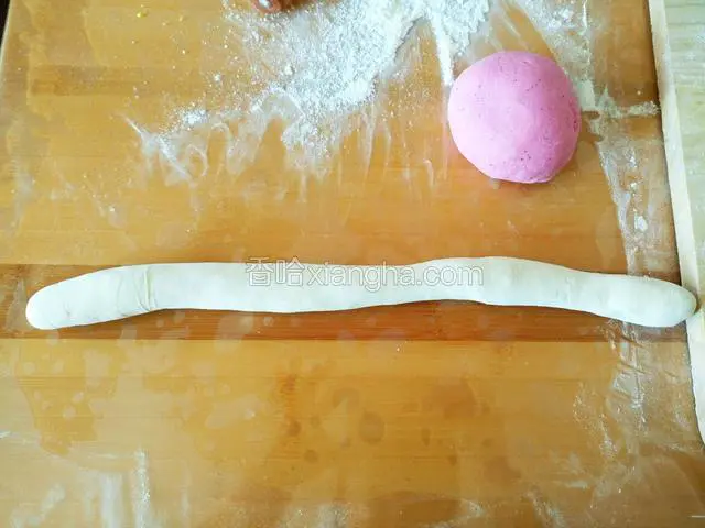 然后把白色的面团揉成长面条 粗细就是平时包饺子时做剂子的就行