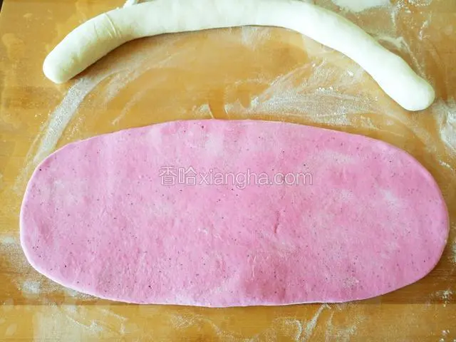 再把火龙果的粉色面团擀成长面片 
