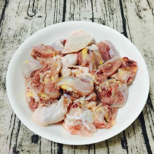 走地鸡半只，切块洗干净，
肉多部位用来蒸，把骨多部位挑出（可以煲汤，一鸡二用）