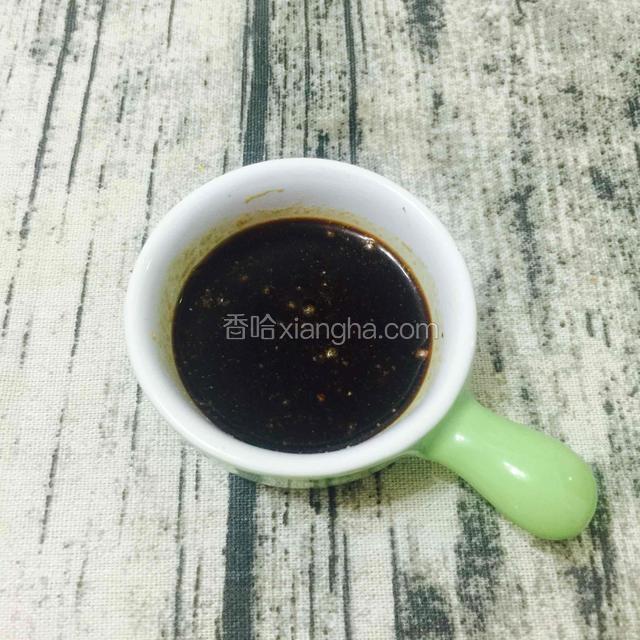 调味料
千禾酱油+适量盐+一点点鸡粉，搅拌均匀。
这一步方便友友们控制调味料。
平时都是直接加进食材。

