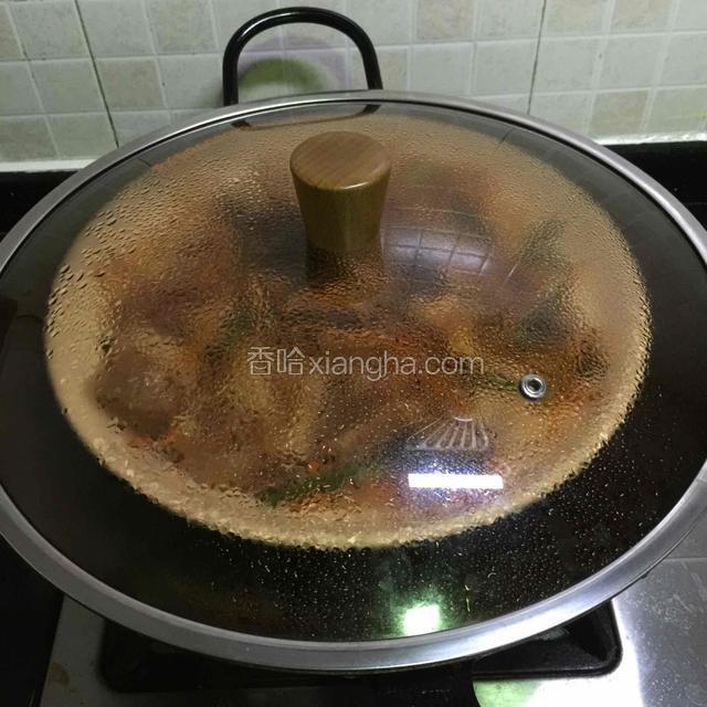 锅里水烧开，蒸20分钟，就可以起锅，最后撒上葱花和香菜装饰，就可以食用了
