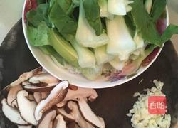 香菇炒上海青的做法图解1
