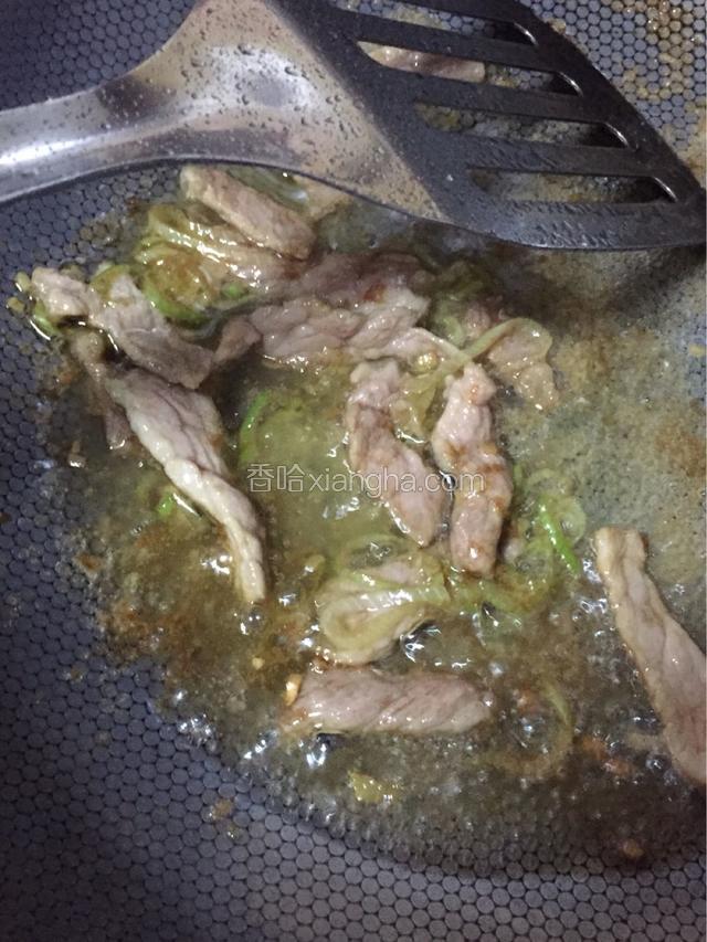 葱姜切末 猪肉切片后炝锅炒香