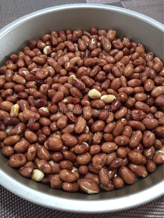 炒熟的花生仁晾凉