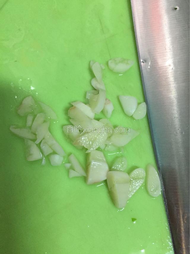 蒜切末后 放入切好的菠菜中 放入适量花生仁 放入老醋 鸡精 盐 香油拌匀即可