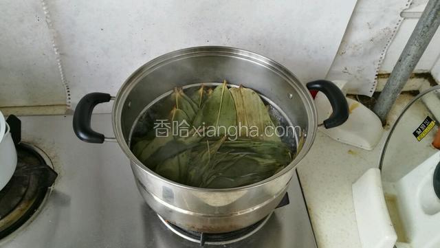 粽子叶洗净，放入锅中煮五分钟，晾凉备用