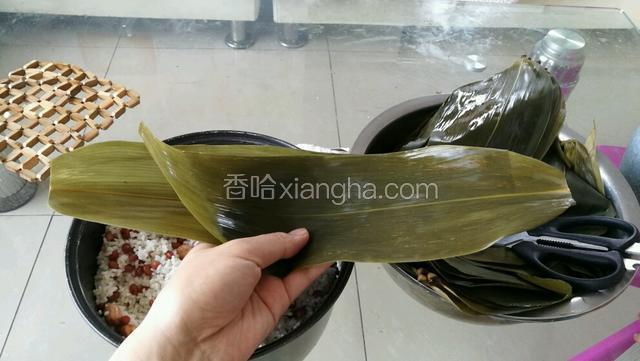 取两张粽叶，重叠在一起