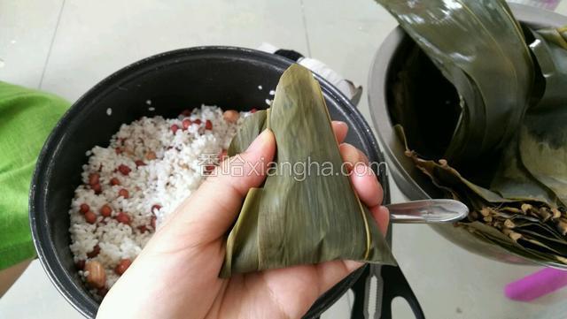 从下往上把糯米包起来