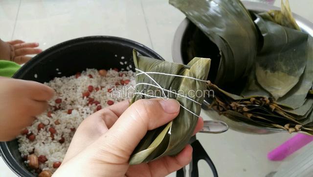 大拇指压住线头，从外往里缠线