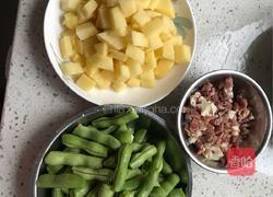 火腿洋芋四季豆焖饭的做法图解1