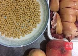 水蜜桃黄豆猪手汤的做法图解1