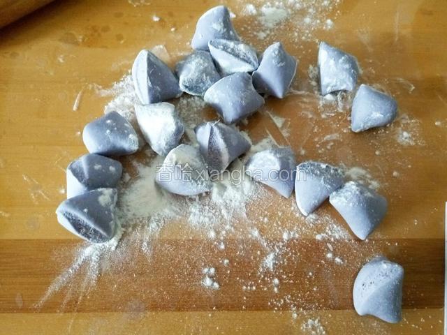 然后切成饺子剂子 擀成饺子皮 就不在这浪费篇幅了