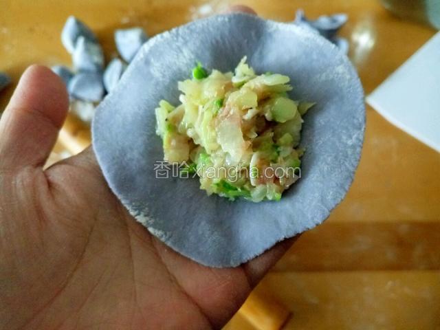 饺子皮中间放入适量饺子馅 这个时候就别展现你能包大馅的功力了 (一。一;;）