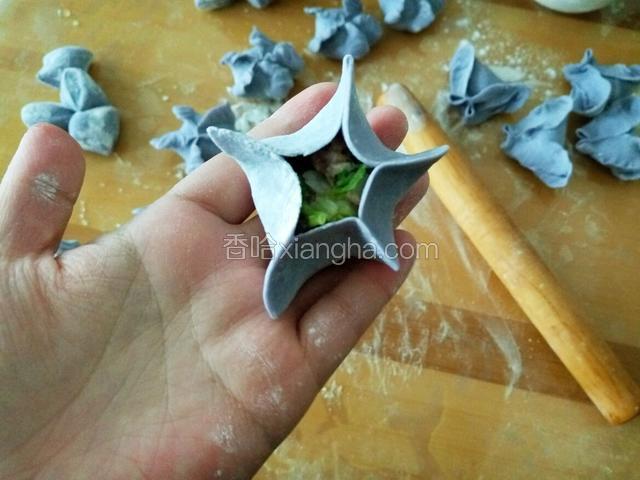 如图一样把饺子皮捏五等份 先别捏到底  如果哪边不均匀还可以修改 