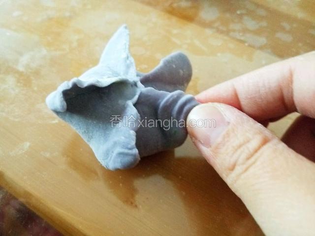 然后用手指尖挤捏出褶皱  其实原作品是没有的 我看着太单调就加了点花边 