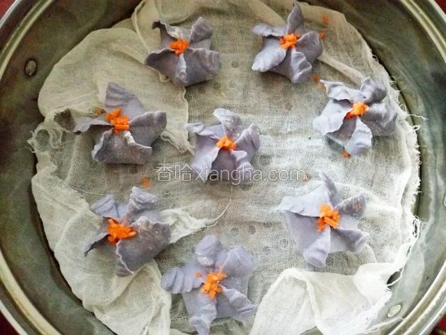 放入蒸锅 这种花式饺子一般都是蒸的 能更好的展现饺子的造型 在饺子的中间部位放了少许胡萝卜碎 充当花芯 大火十分钟就好了