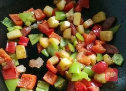 五彩腊肠蔬菜丁的做法图解7